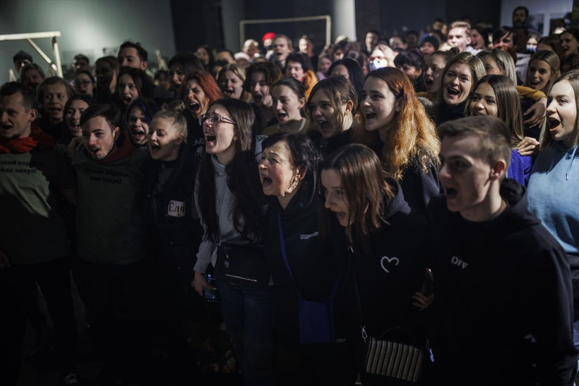 Ukrayna'da sinema saloları silah eğitim merkezi oldu! Rusya vurmasın diye heykeller ambalajla kaplandı - Resim: 1