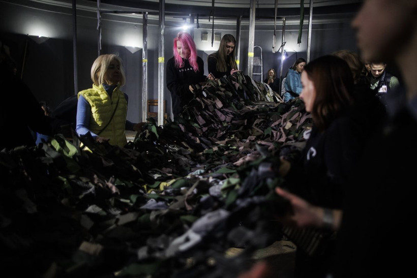 Ukrayna'da sinema saloları silah eğitim merkezi oldu! Rusya vurmasın diye heykeller ambalajla kaplandı - Resim: 3