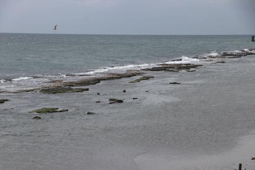Sular çekilince ortaya çıktı! Gören telefona sarıldı - Resim: 3