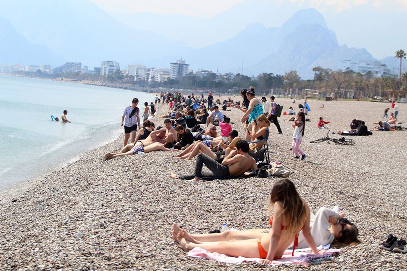 Güneş yüzünü gösterdi sahiller doldu taştı! Sıcaklık 20 dereceyi aşınca deniz sezonu açıldı - Resim: 2