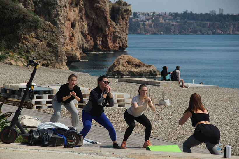 Güneş yüzünü gösterdi sahiller doldu taştı! Sıcaklık 20 dereceyi aşınca deniz sezonu açıldı - Resim: 3