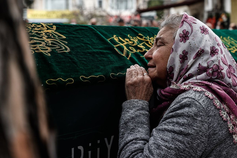 Köpekten kaçarken kamyon çarpan Minik Mahra'nın cenazesi yürekleri dağladı Babası tüm kurumları dava edecek - Resim: 4