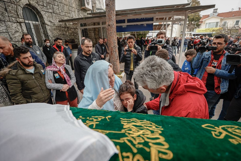 Köpekten kaçarken kamyon çarpan Minik Mahra'nın cenazesi yürekleri dağladı Babası tüm kurumları dava edecek - Resim: 2