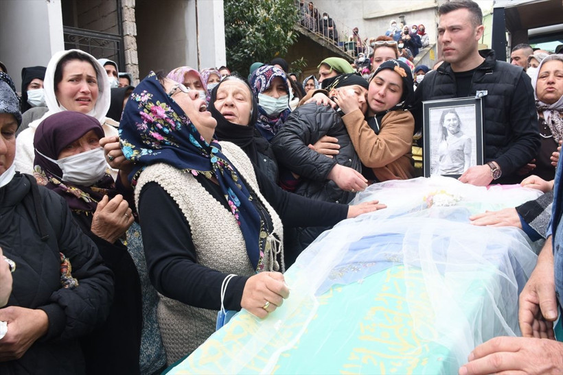 Tabutunun üzerine duvak örttüler! Gözyaşları sel oldu - Resim: 1