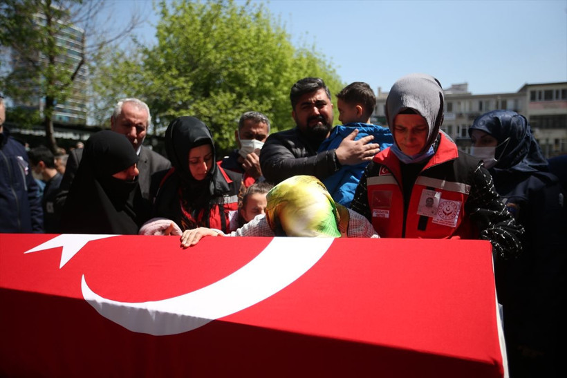 Tabutu 2 bakan omuzladı! Bursa'daki saldırıda şehit olan infaz koruma memuruna son veda: Gözyaşları sel oldu - Resim: 2