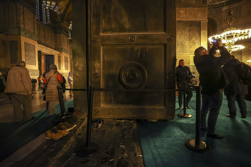 Ayasofya Camisi'nin kırılan kapısıyla ilgili yeni gelişme! İlber Ortaylı 'namus meselesi' demişti - Resim: 2