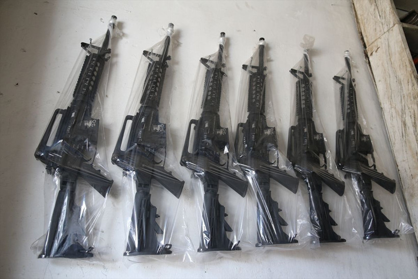 Yasadışı silah endüstrisinin merkezi! Silahlar telefondan ucuz! Tabanca 800, Kaleşnikof 2500 lira.... - Resim: 2