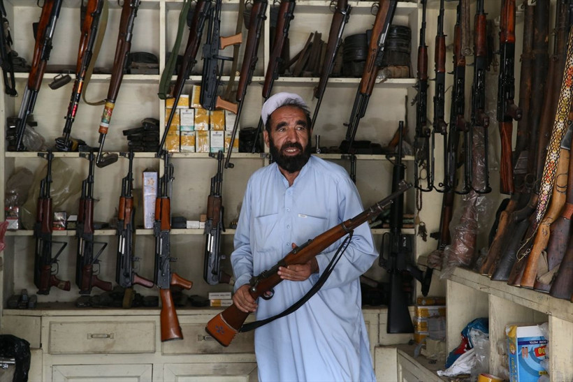 Yasadışı silah endüstrisinin merkezi! Silahlar telefondan ucuz! Tabanca 800, Kaleşnikof 2500 lira.... - Resim: 1