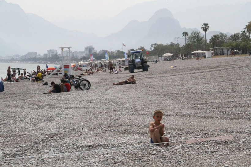 Dünyaca ünlü sahilde şaşkına çeviren görüntü! Turistler güneşlenirken tarla gibi sürüldü - Resim: 4