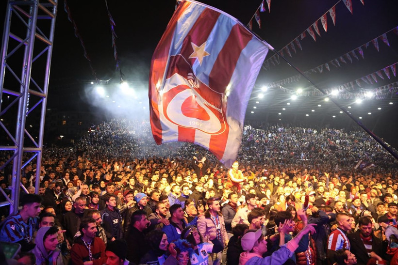 Trabzonspor taraftarı, Antalyaspor maçını meydanlarda izledi - Resim: 1