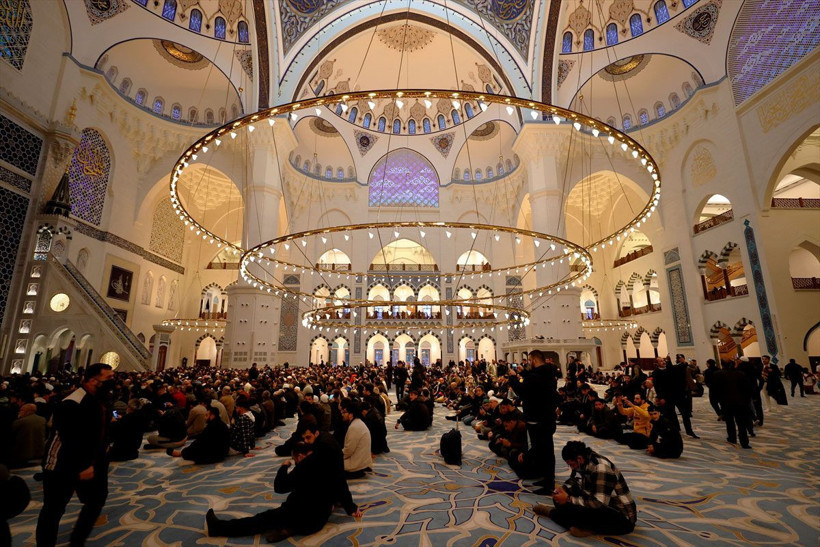 2 yıl aradan sonra kısıtlamasız bayram namazı! 7’den 70’e herkes camilere akın etti - Resim: 1
