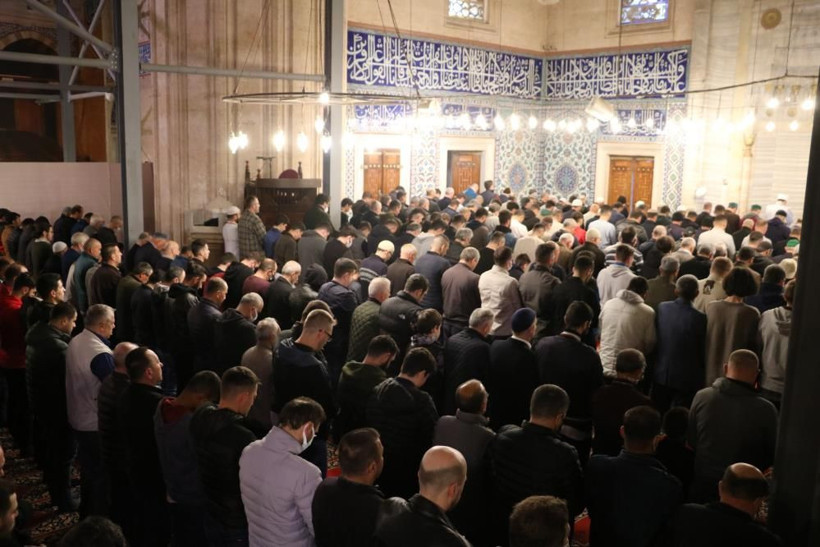 2 yıl aradan sonra kısıtlamasız bayram namazı! 7’den 70’e herkes camilere akın etti - Resim: 3