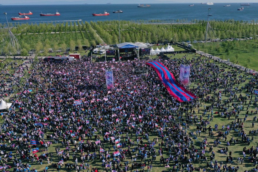 Trabzonsporlu taraftarlar İstanbul'da takımlarının şampiyonluğunu kutladı - Resim: 4
