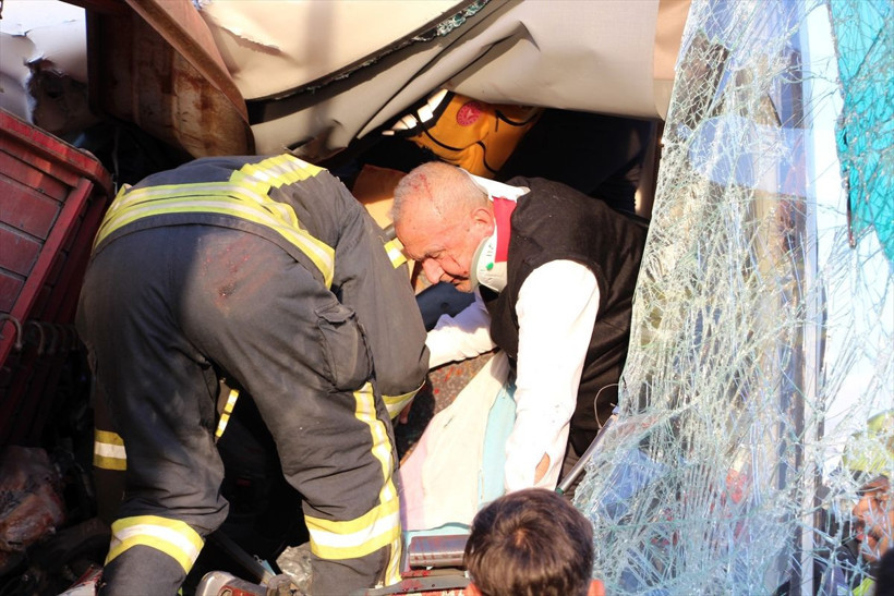 Manisa'da işçi otobüsüyle kamyon çarpıştı! Çok sayıda ölü ve yaralı var - Resim: 4