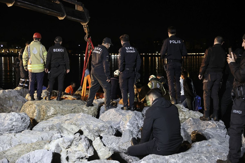 Moda Sahili'nde şaşkına çeviren olay! Ekipler kayaları kaldırdı 3 saat boyunca... - Resim: 2