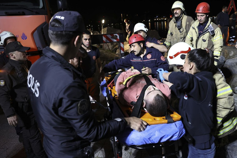 Moda Sahili'nde şaşkına çeviren olay! Ekipler kayaları kaldırdı 3 saat boyunca... - Resim: 1