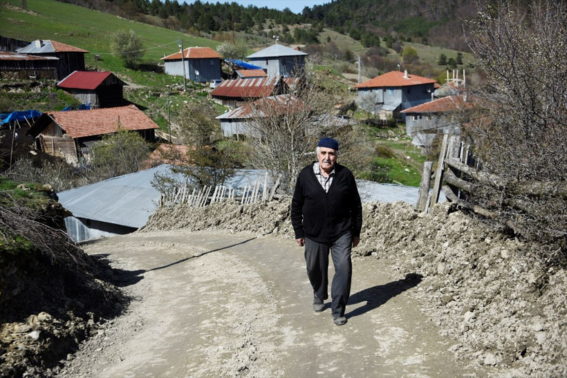 Aşk ve vefanın böylesi! Vefat eden eşini yalnız bırakmamak için köyde tek başına yaşıyor - Resim: 2
