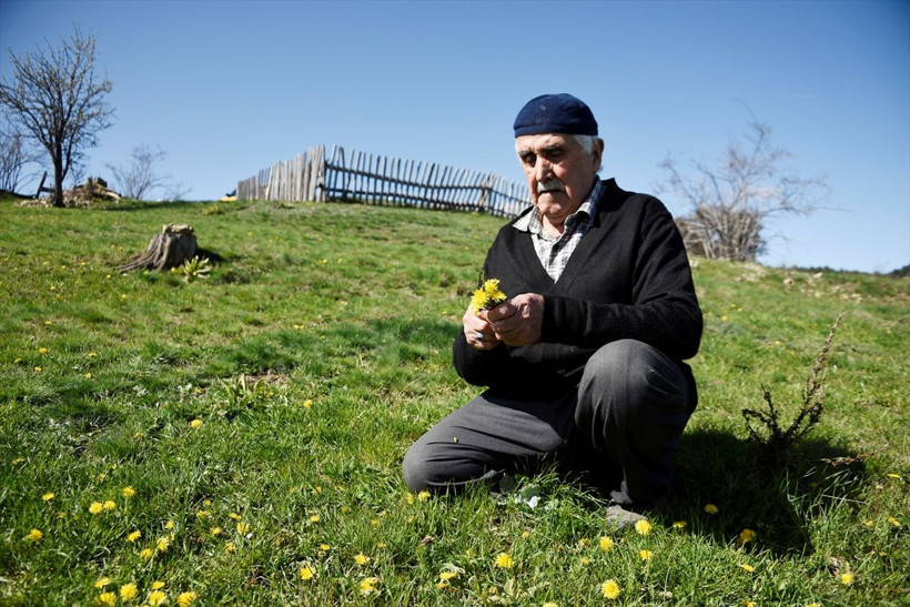 Aşk ve vefanın böylesi! Vefat eden eşini yalnız bırakmamak için köyde tek başına yaşıyor - Resim: 4