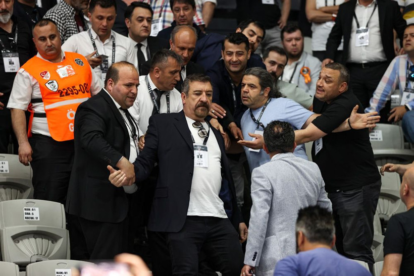 Beşiktaş olağan idari ve mali genel kurulunda ortalık fena karıştı! Ahmet Nur Çebi'den de sert tepki - Resim: 2