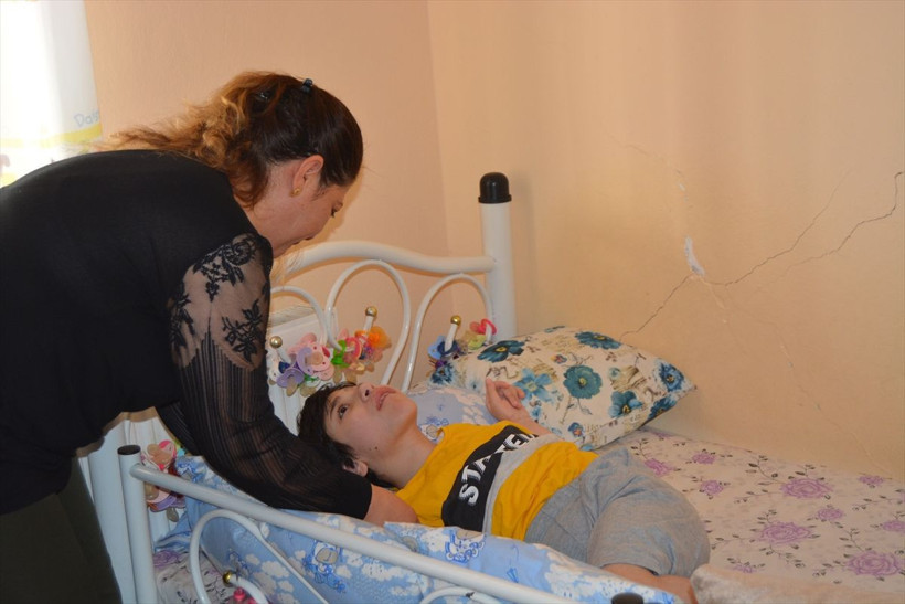 Oğlunun 12 yıldır kullandığı emziklerle süs ağacı yaptı - Resim: 4