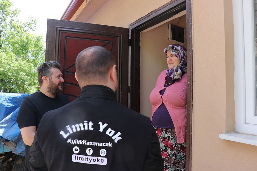 Harabe evde yaşayan yaşlı çiftin ev hayali onlar sayesinde gerçek oldu! - Resim: 1