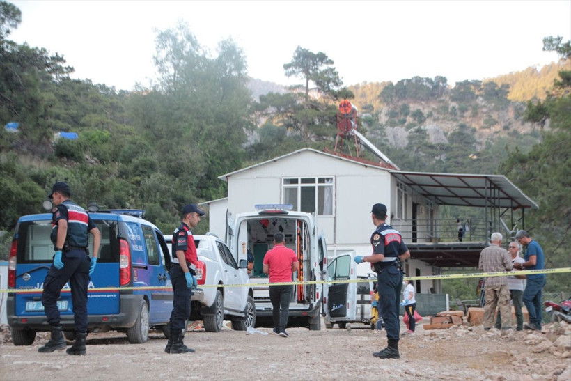 Antalya'da baba vahşeti! Eşi ile iki çocuğunu av tüfeğiyle öldürdü, aynı silahla intihar etti ama... - Resim: 1