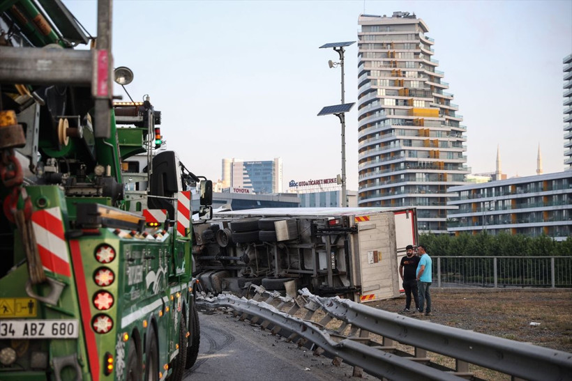 İETT otobüsü otoyolda arızalandı, otobüse çarpan meyve yüklü kamyon devrildi - Resim: 1