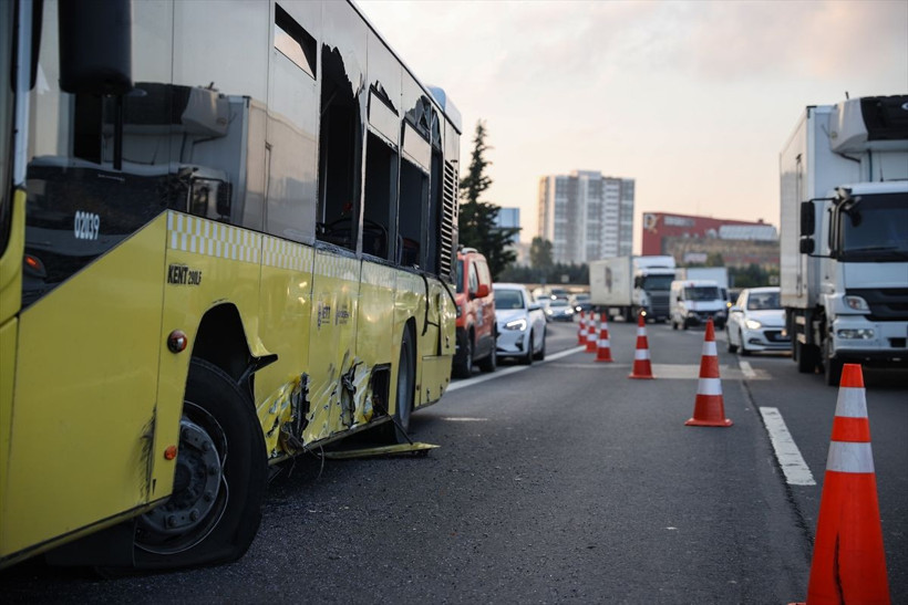 İETT otobüsü otoyolda arızalandı, otobüse çarpan meyve yüklü kamyon devrildi - Resim: 2