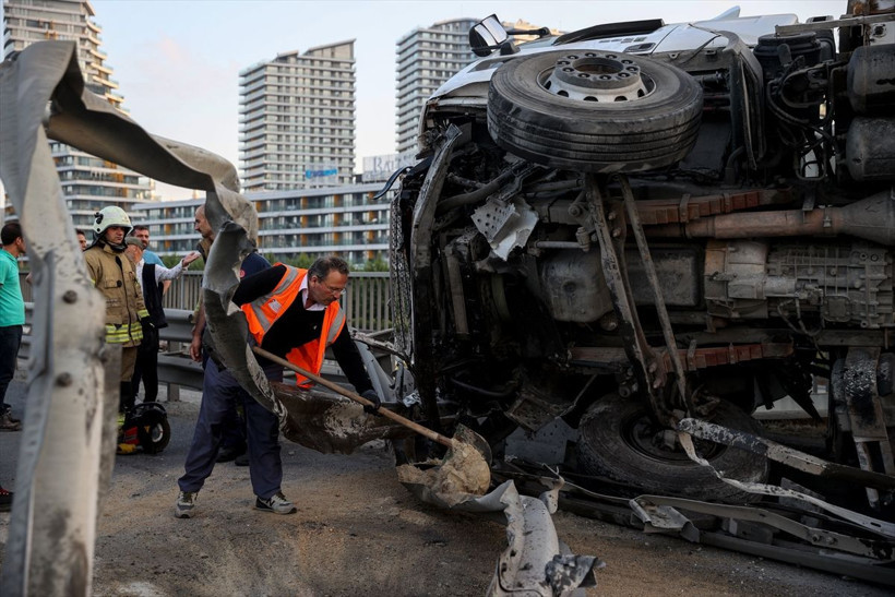 İETT otobüsü otoyolda arızalandı, otobüse çarpan meyve yüklü kamyon devrildi - Resim: 3