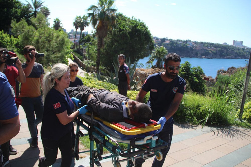 Antalya'da tuvaletini yaparken başına geldi! Yardım çığlığını kanocular duydu - Resim: 4