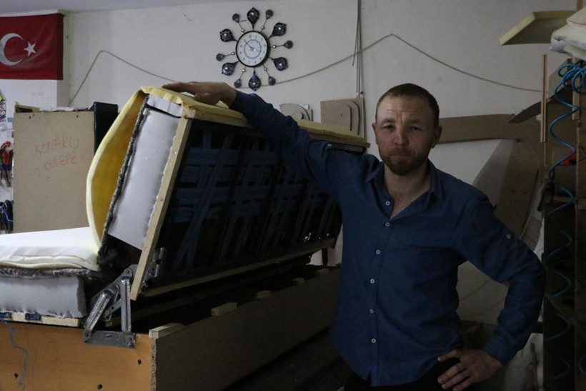 Tamire getirilen kanepeden çıktı! Usta da şoke oldu sırt kısmına gizlemişler - Resim: 2