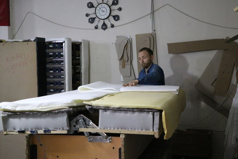 Tamire getirilen kanepeden çıktı! Usta da şoke oldu sırt kısmına gizlemişler - Resim: 3