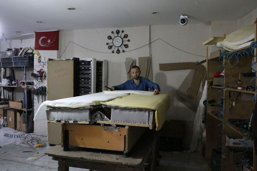 Tamire getirilen kanepeden çıktı! Usta da şoke oldu sırt kısmına gizlemişler - Resim: 4