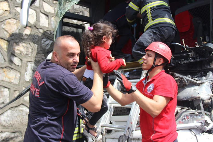 TEM'de 11 araç birbirine girdi yolcular otobüste mahsur kaldı! Görüntüler feci yaralılar var - Resim: 1