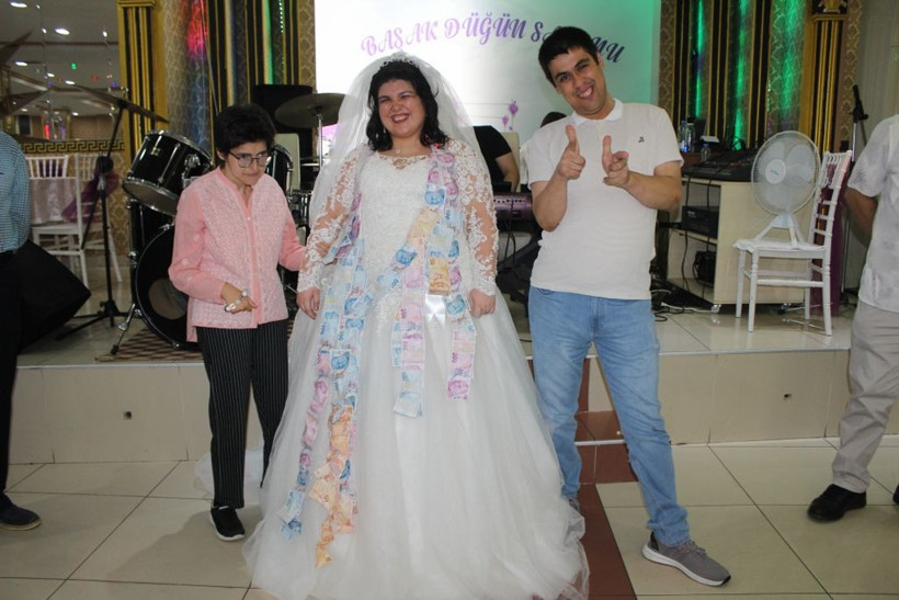 Kocaeli'de 30 yaşındaki Yasemin'in hayali gerçek oldu! Damatsız düğün yaptı - Resim: 1