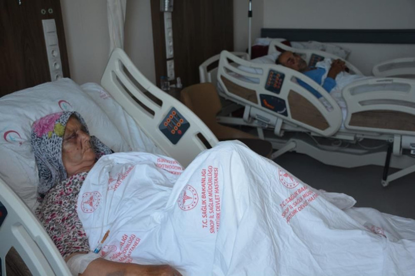 Olmaz olsun böyle evlat! İki saat boyunca işkence etti, anne ve babasını bu hale getirdi - Resim: 1