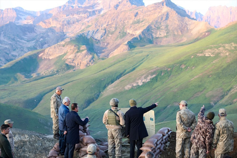 İçişleri Bakanı Süleyman Soylu bayram namazını Yüksekova'da üs bölgesinde kıldı - Resim: 1