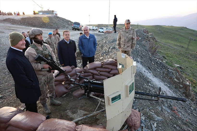 İçişleri Bakanı Süleyman Soylu bayram namazını Yüksekova'da üs bölgesinde kıldı - Resim: 3