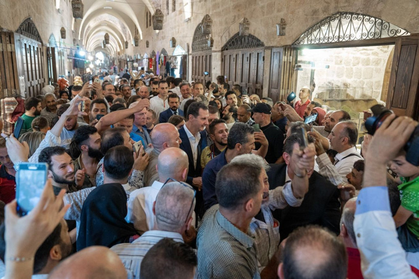 Beşar Esad, Türkiye operasyonu öncesi Halep'te şov yaptı! Eşi, kızı ve 2 oğluyla... - Resim: 2