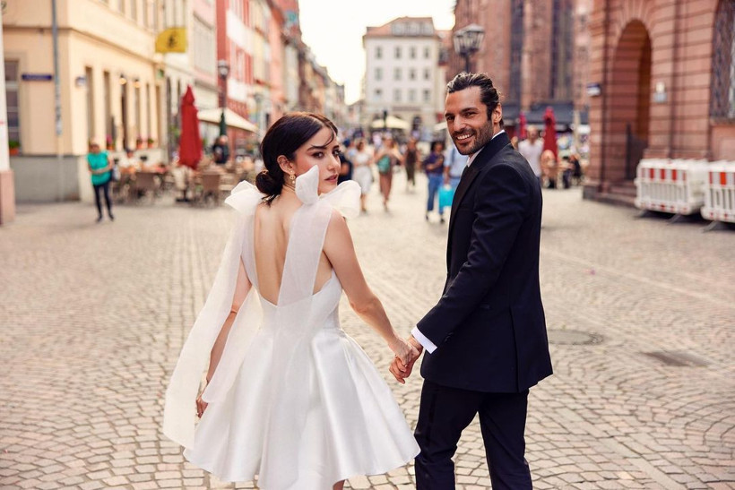 Özge Gürel'in kombin fiyatı şok etti! Ayakkabısı gelinlikten pahalı! - Resim: 2