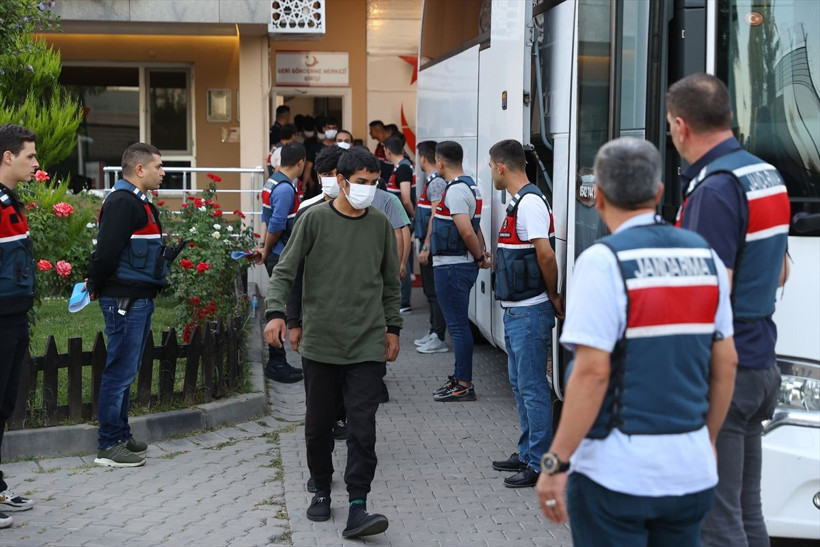 215 kaçak Afgan, sınır dışı ediliyor! Edirne'den İstanbul'a böyle gönderildiler - Resim: 1