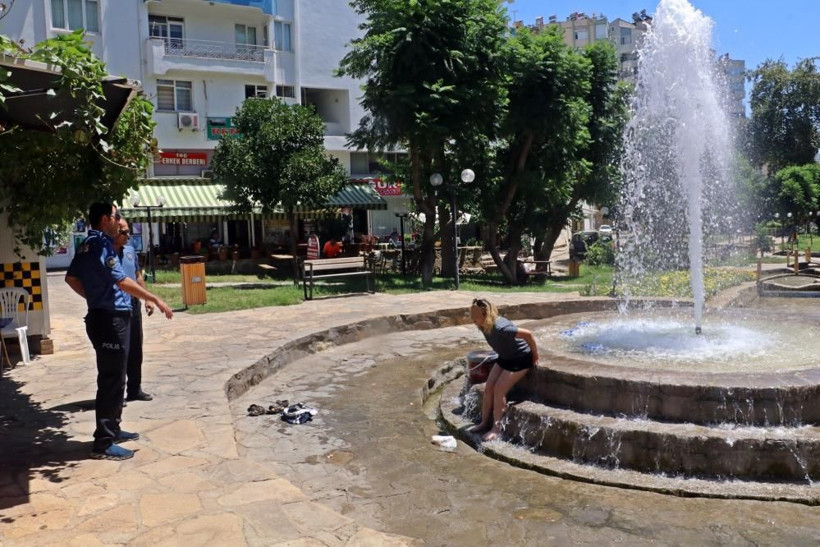 Süs havuzu başında ilginç hareketler! Antalya'da yaşandı: Genç kız şortunu çıkarıp... - Resim: 3