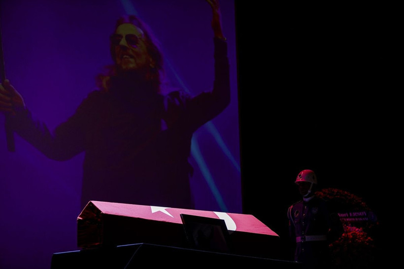 Sanatçı İlhan İrem'e veda; AKM ve Türk bayrağı vasiyeti gerçekleştirildi - Resim: 1