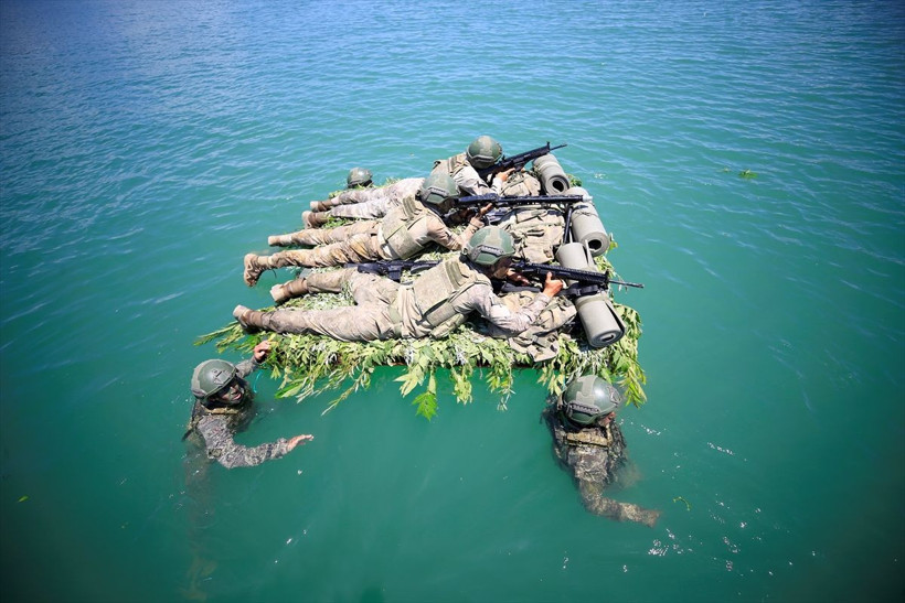 Yunan baksın da kimle uğraşıyor görsün! Türk komandoları nefes kesti çarpıcı fotoğraflar - Resim: 4
