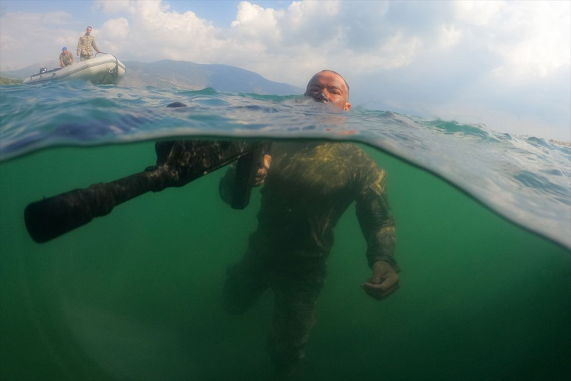Yunan baksın da kimle uğraşıyor görsün! Türk komandoları nefes kesti çarpıcı fotoğraflar - Resim: 1