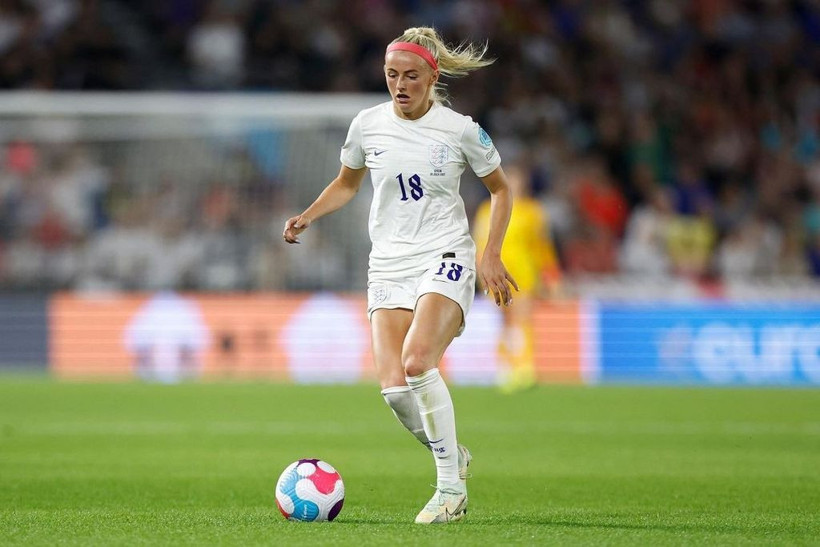 Kadın futbolcu Chloe Kelly gol sonrası formasını çıkarınca... - Resim: 4