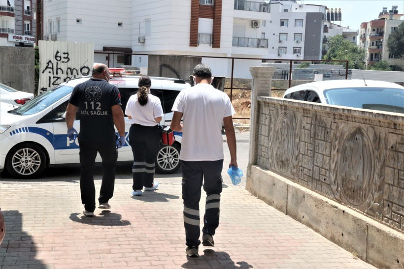 Ekipler merdivenle eve girdi! Antalya'da işe gitmeyen odyometrist korkunç halde bulundu - Resim: 1