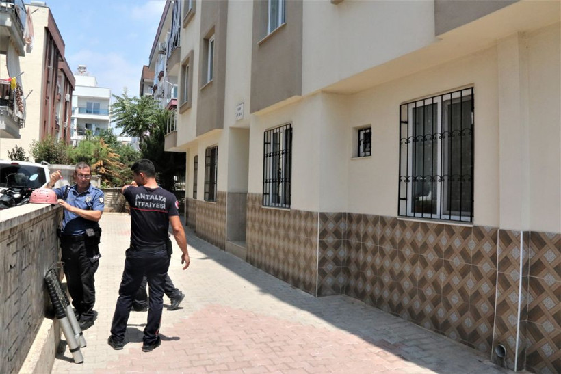 Ekipler merdivenle eve girdi! Antalya'da işe gitmeyen odyometrist korkunç halde bulundu - Resim: 4
