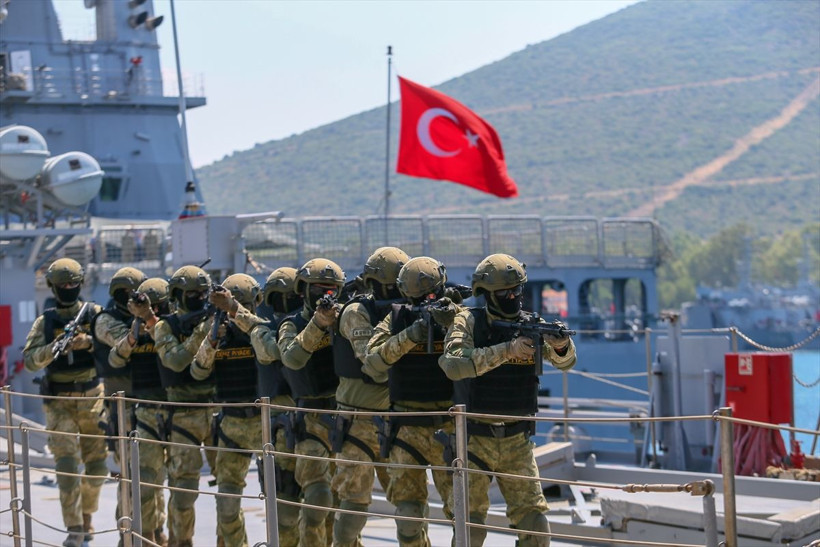 Yunanın korkulu rüyası amfibi timi nefes kesti! Göğüsleri kabartan görüntüler - Resim: 4