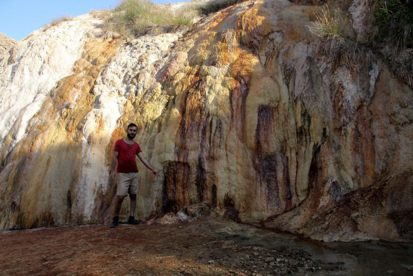 Sivas'ta uçurumun kenarına gizlenmiş giren çare buluyor yurt dışından akın var - Resim: 3